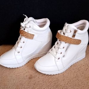 Gold and white wedge fashion tennis shoe